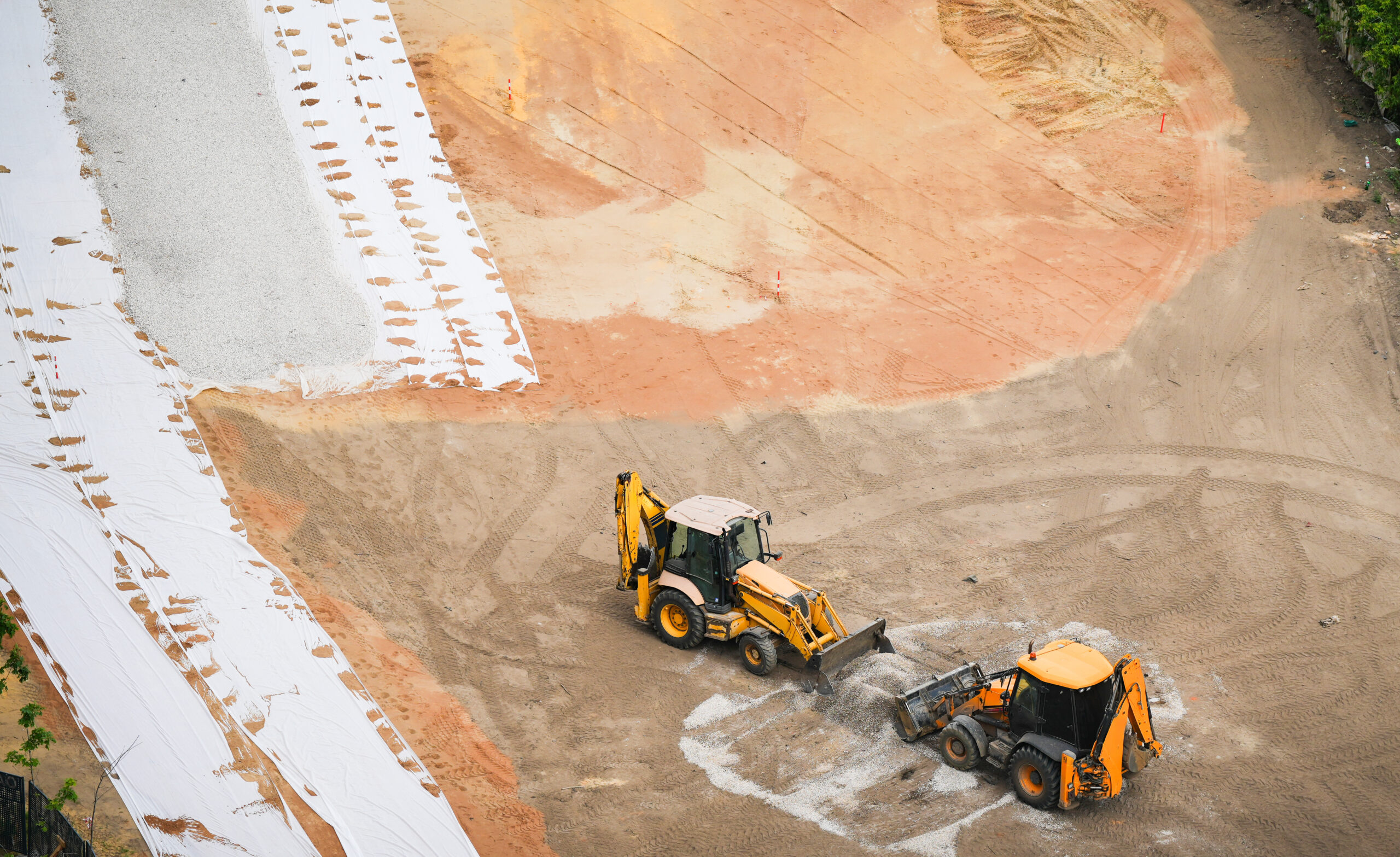 Stagiaire en apprentissage sur engin de chantier lors d’une formation CACES R482
