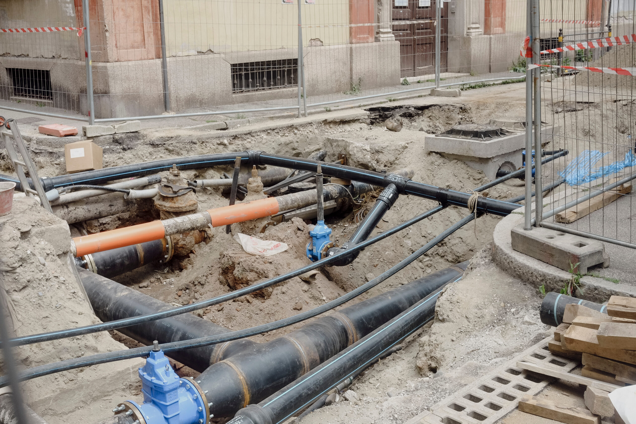 Opérateur de chantier portant un casque et un gilet haute visibilité intervenant lors de travaux à proximité de réseaux enterrés