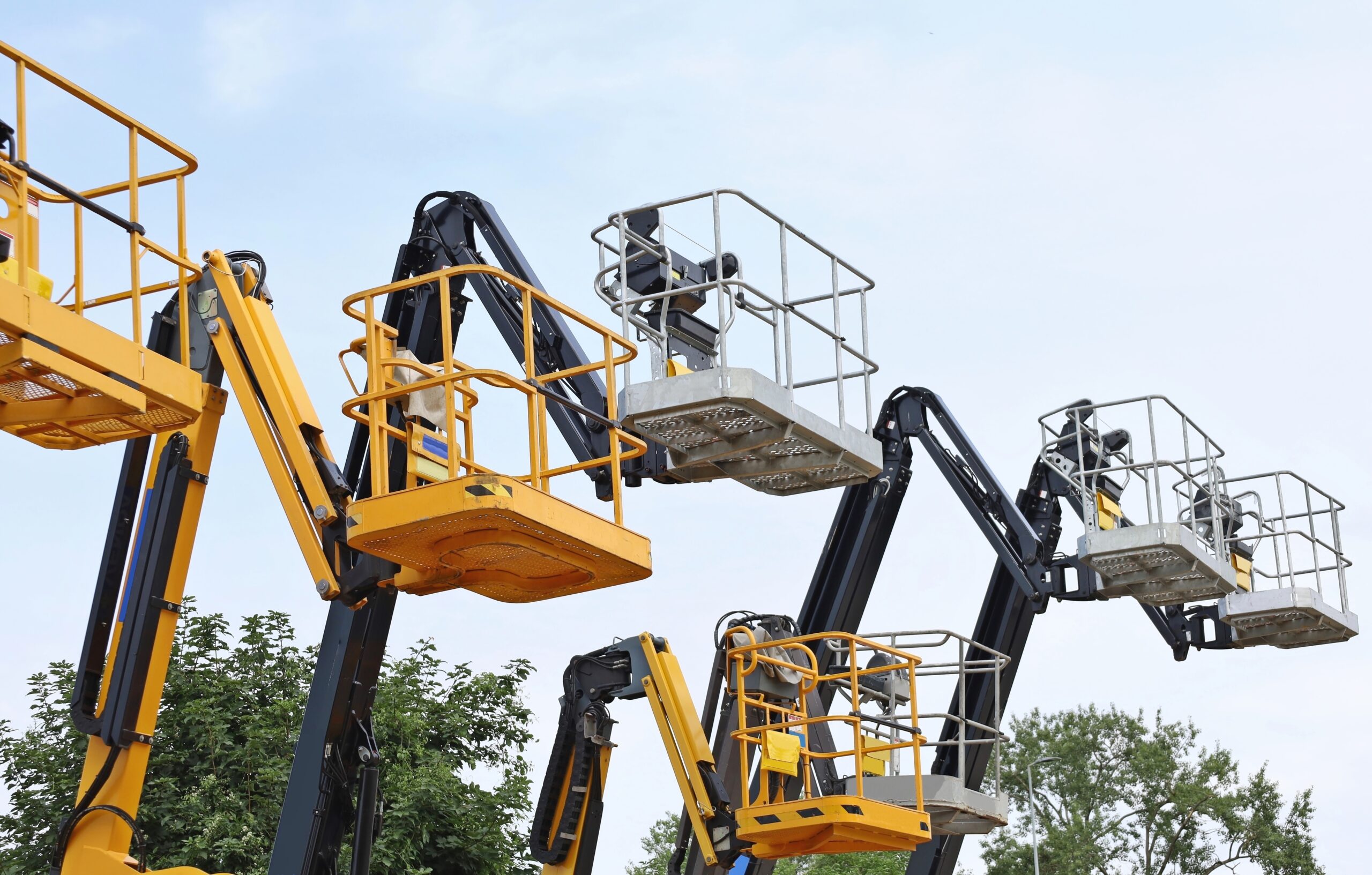 Stagiaire en apprentissage sur plateforme élévatrice mobile de personnes PEMP R486