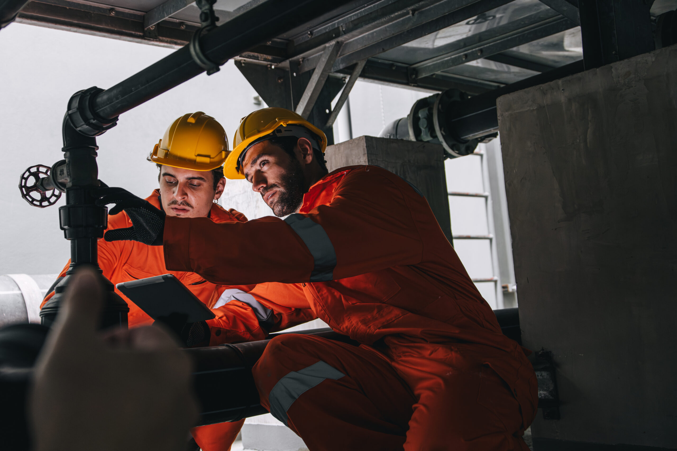 Travaux de terrassement réalisés par un opérateur de chantier formé à l’AIPR à proximité de réseaux enterrés