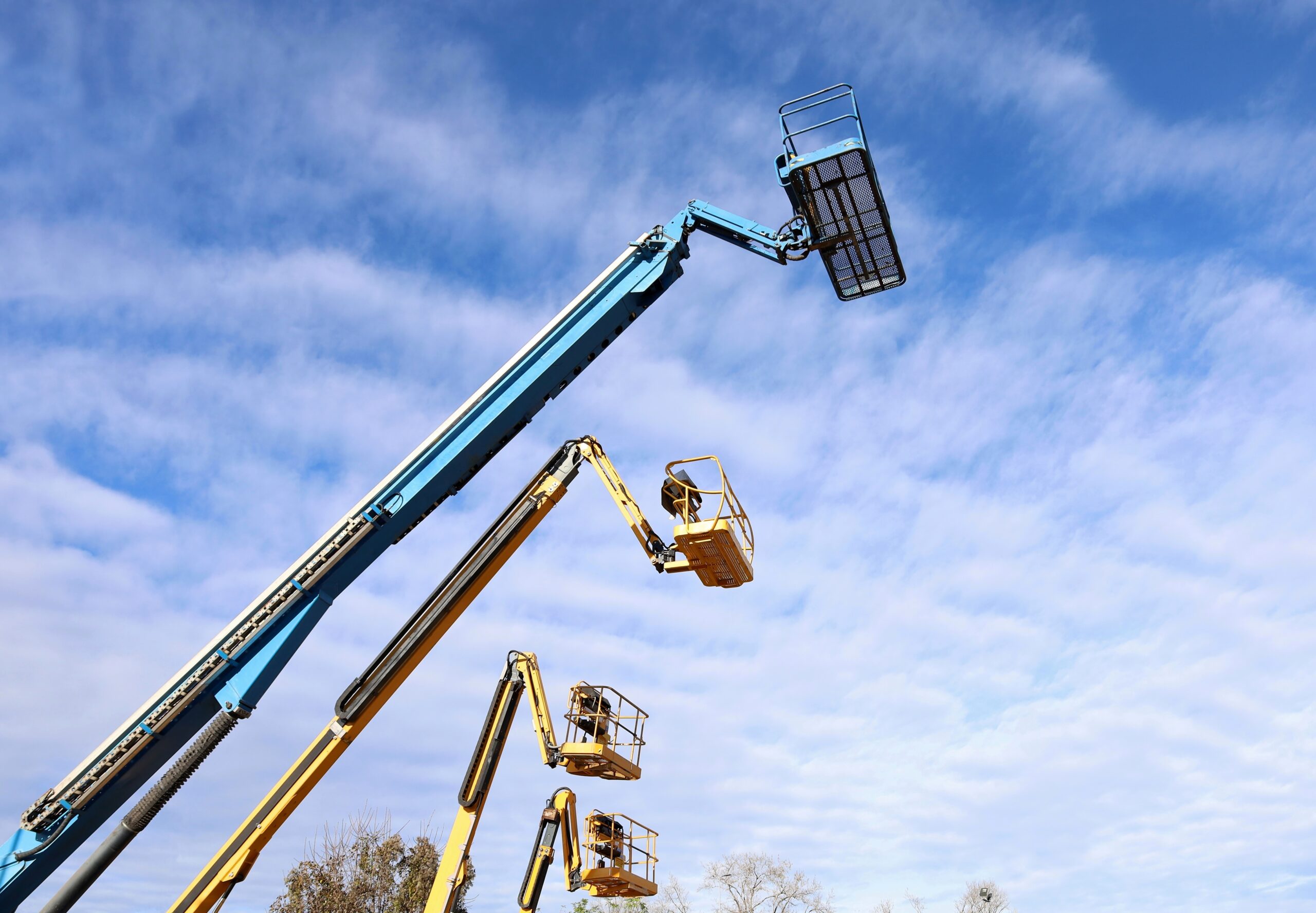 Stagiaire en formation PEMP R486 utilisant une nacelle élévatrice en situation réelle