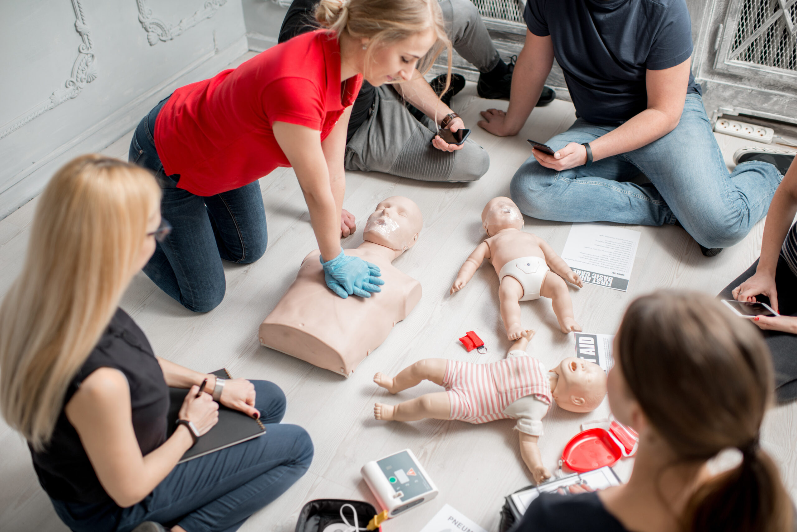 Formation SST – Apprentissage collectif des gestes de secours Groupe de participants en formation pratique lors de la Formation Sauveteur Secouriste du Travail (SST)