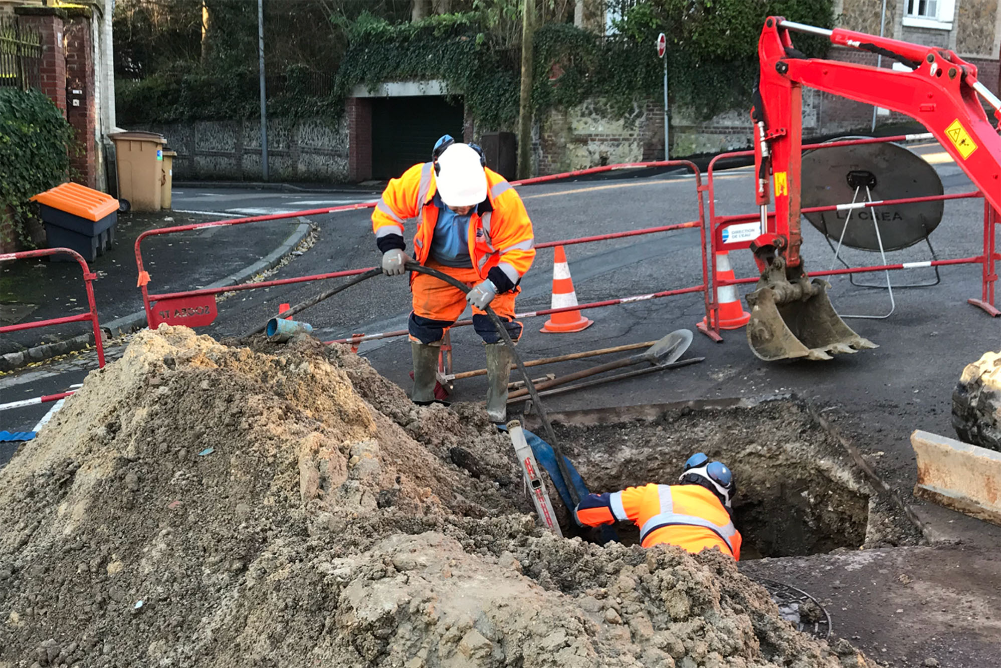 Opérateur en formation AIPR chez Si2P, travaillant près de réseaux enterrés.