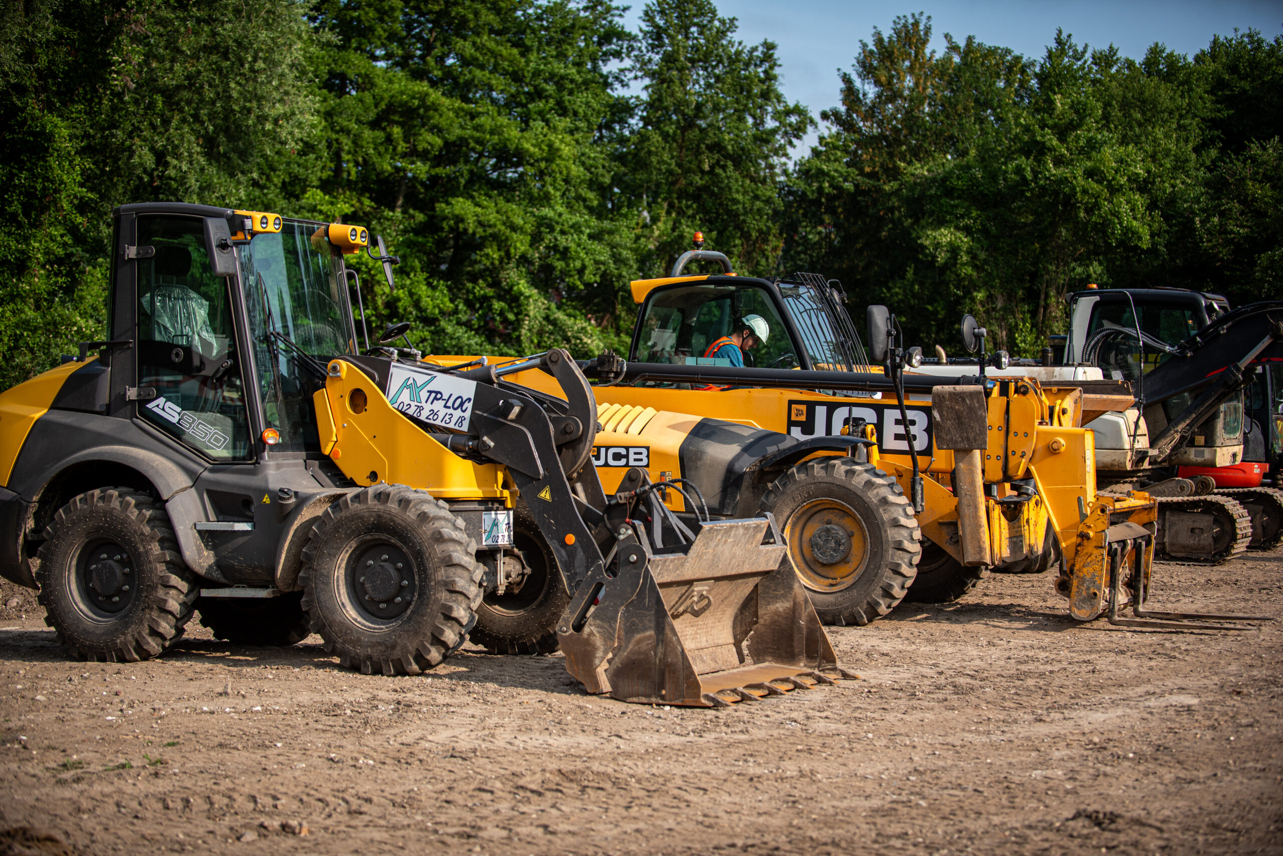Opérateur manipulant une pelle mécanique en toute sécurité, formation CACES® R482 avec Si2P