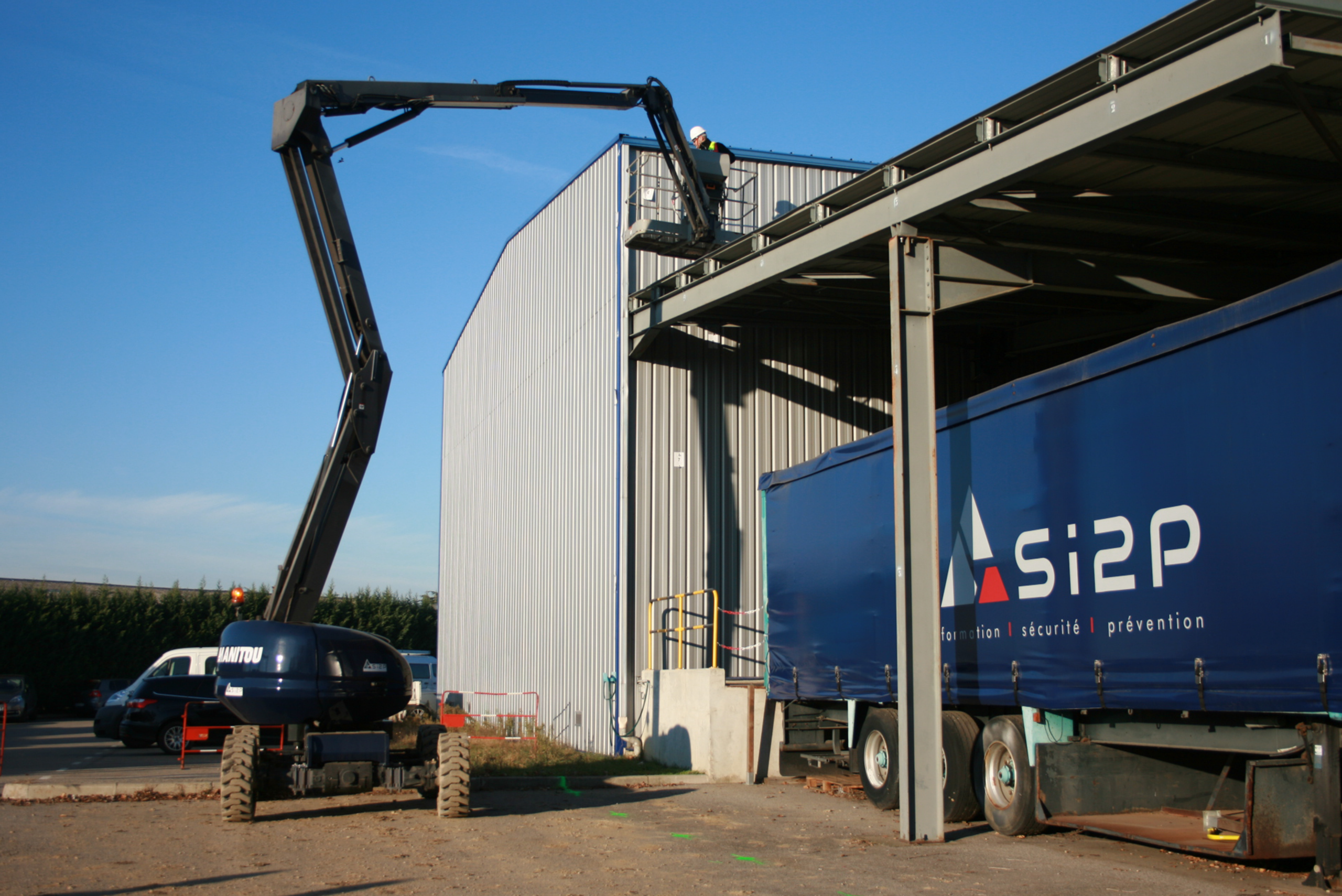 Technicien en formation CACES® R486 chez Si2P utilisant une nacelle élévatrice.