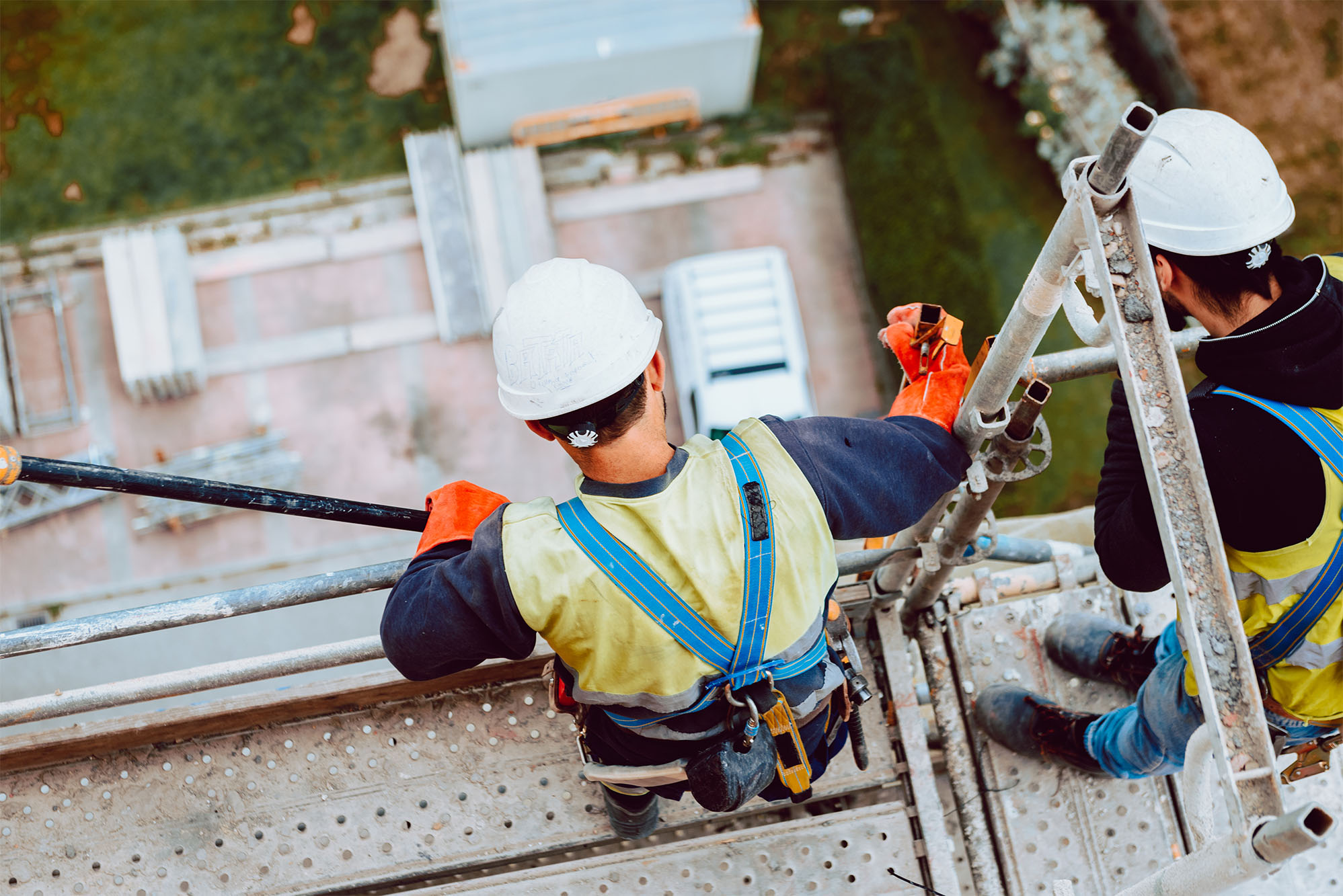 Stagiaire en formation échafaudage chez Si2P, réalisant le montage sécurisé d’un échafaudage fixe.