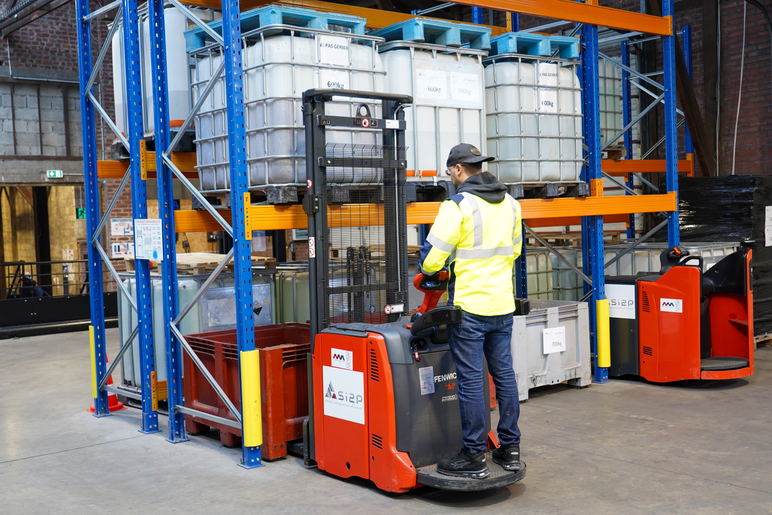 Opérateur manipulant un gerbeur à conducteur accompagnant en formation CACES® R485 chez Si2P.