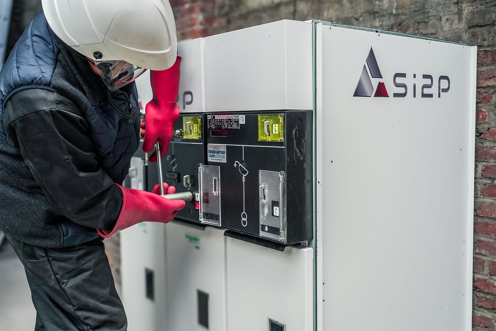 Technicien en formation Haute Tension H1 H2 HC chez Si2P, intervenant en sécurité sur une installation HT.