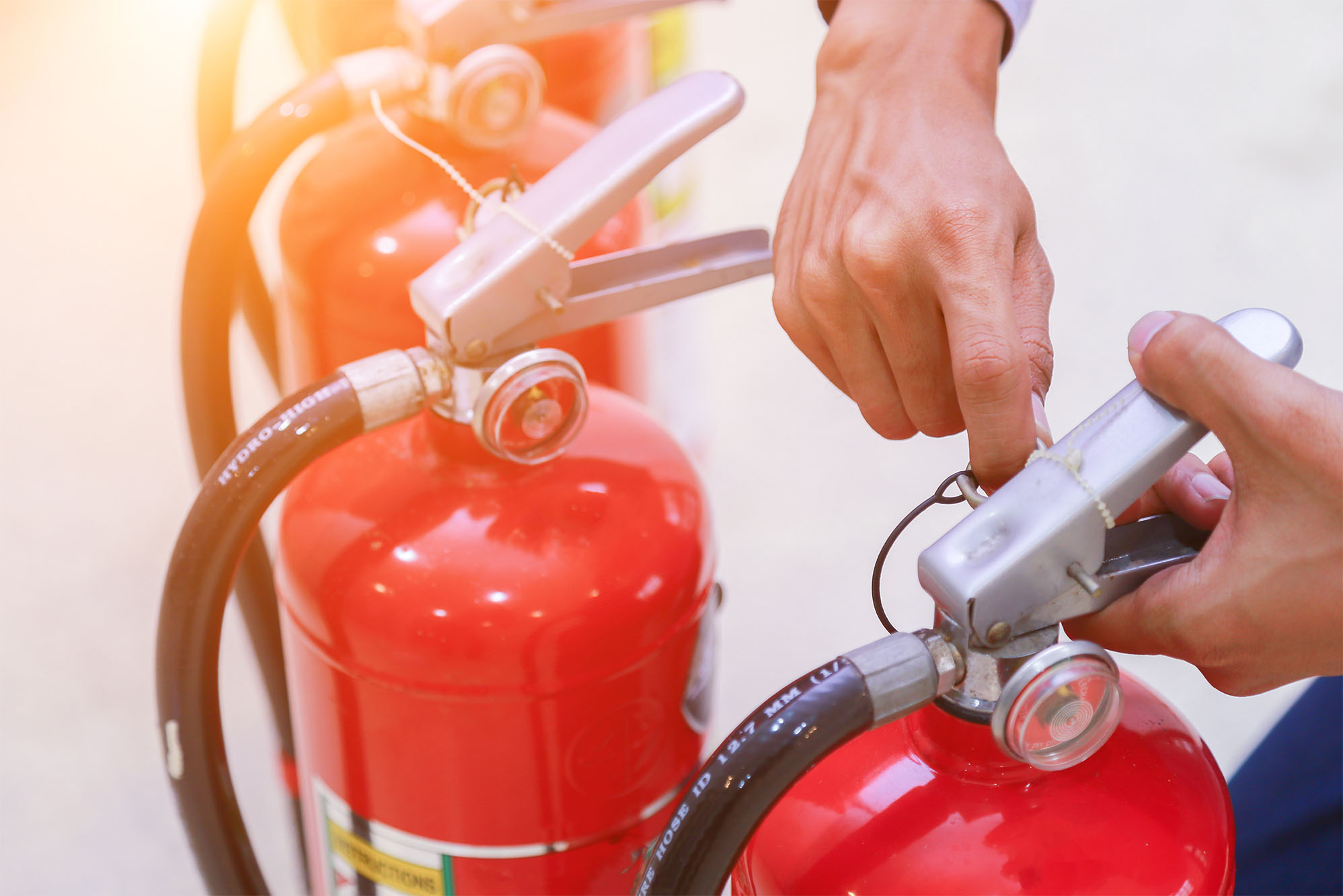 Stagiaire en formation Manipulation des extincteurs chez Si2P, apprenant à éteindre un début d’incendie.