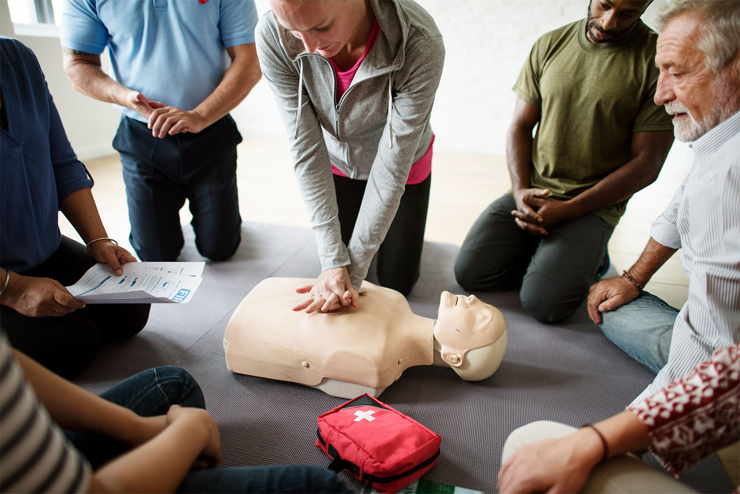 Stagiaire en formation Sauveteur Secouriste du Travail (SST) chez Si2P, apprenant les gestes de premiers secours.