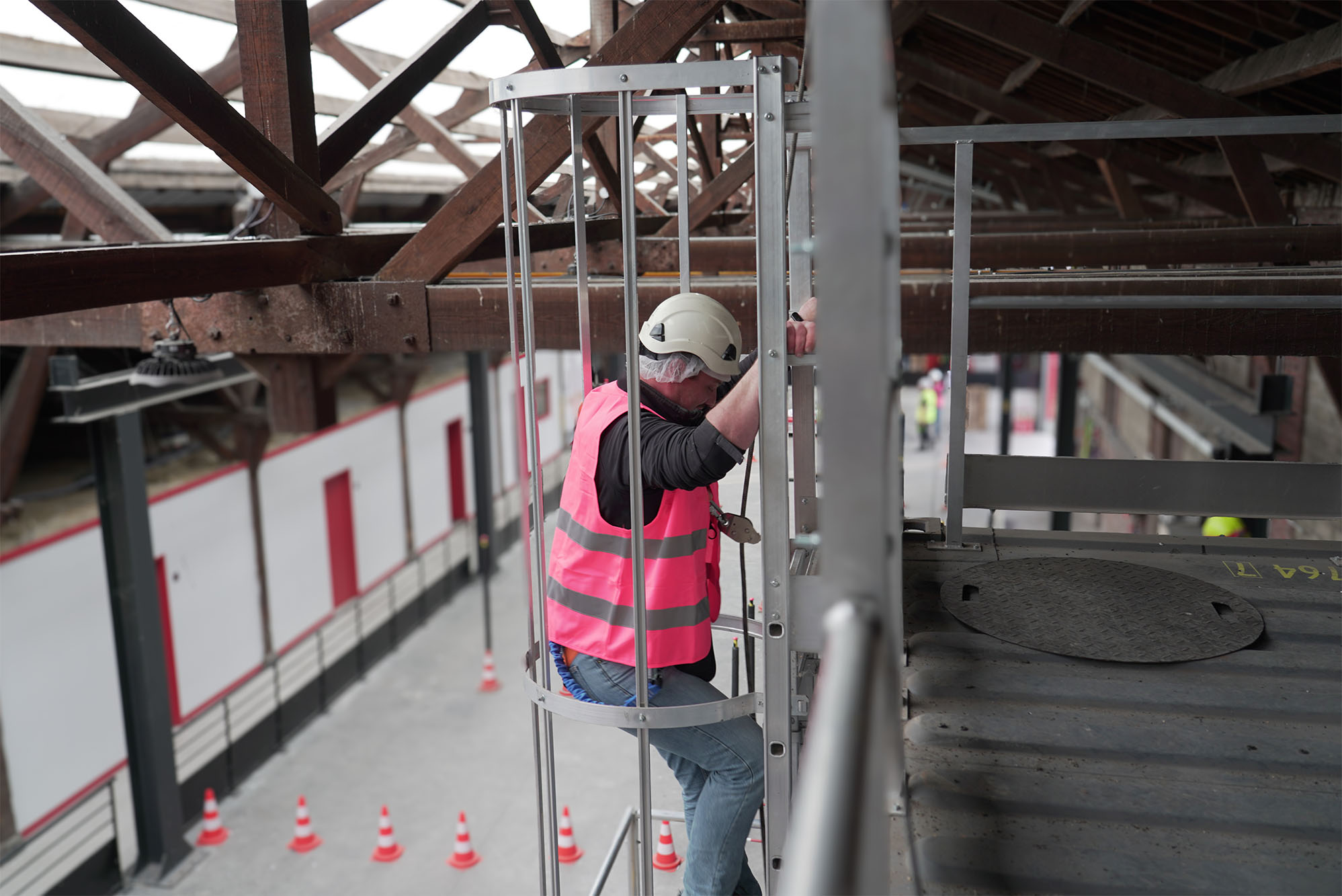 Stagiaire en formation Travail en hauteur chez Si2P, portant correctement un harnais de sécurité.